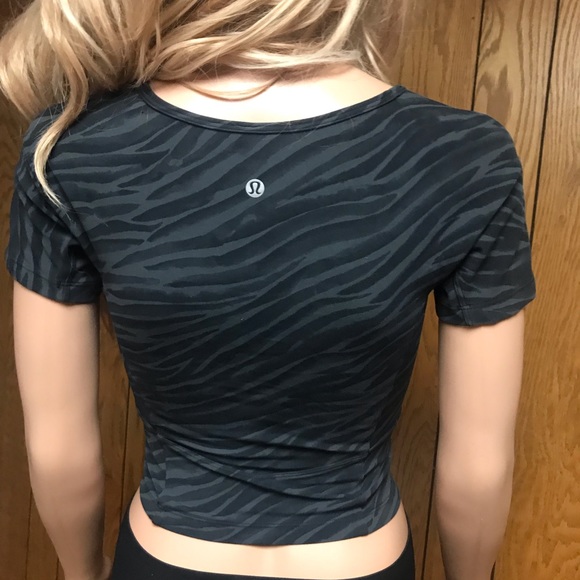 Lululemon" Nulu Cropped Slim Yoga Short Sleeve-Le Tigre Camo Deep Coal Multi - Picture 8 of 16